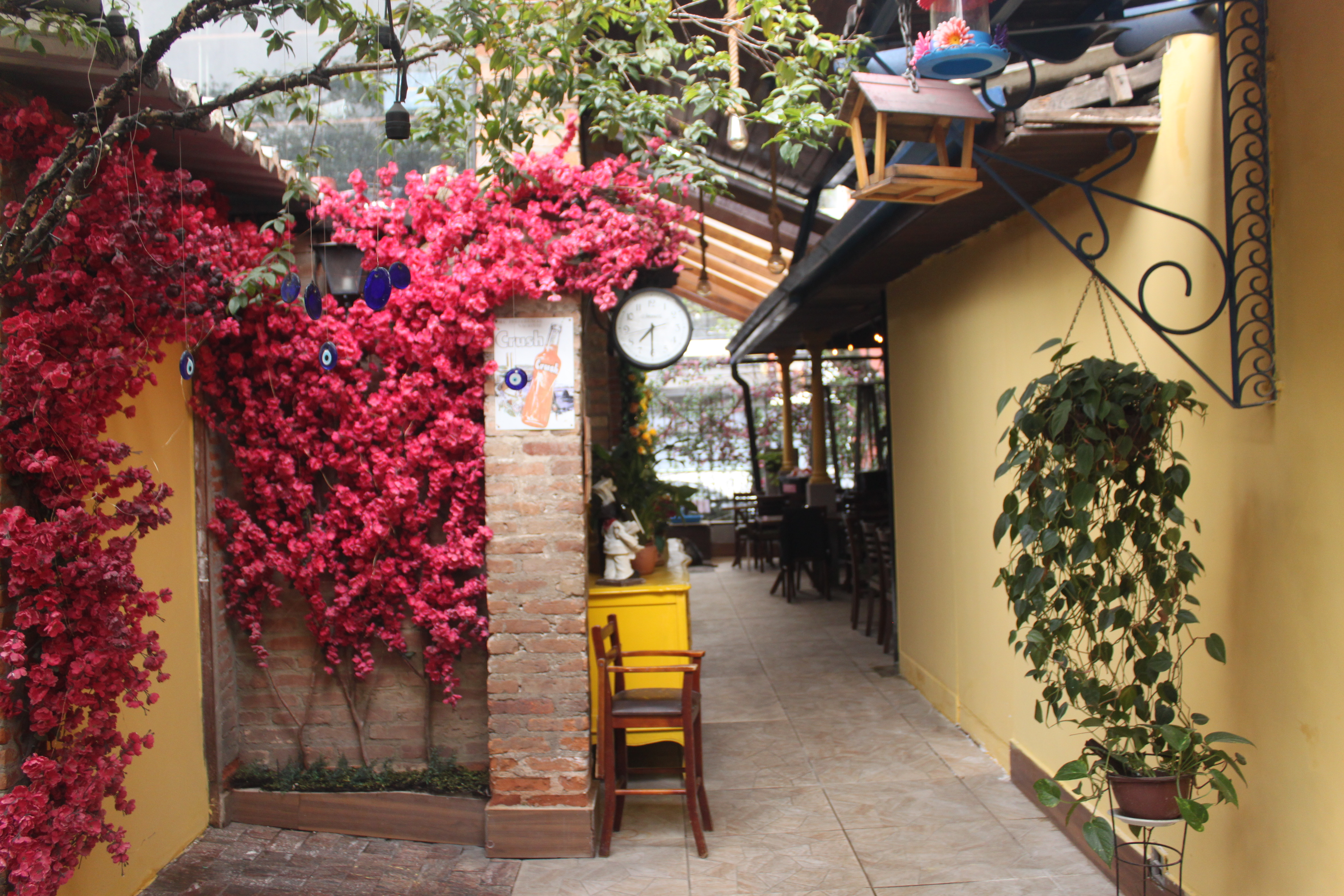 Armazem Sao Caetano Restaurante espaço para casamento e mini wedding no Armazém São Caetano com parede de flores