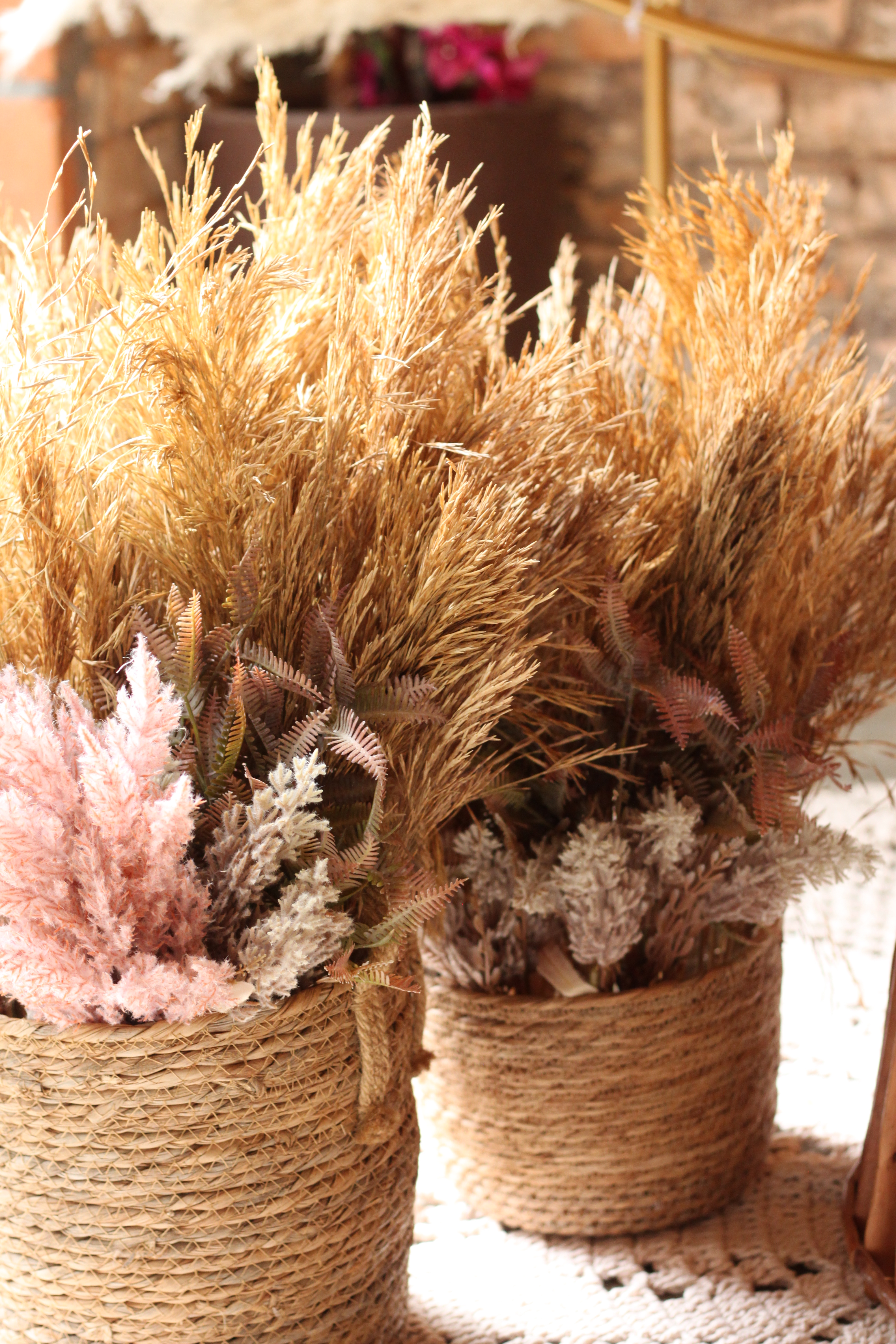 Decoração Boho para mini wedding no Armazém São Caetano com parede de tijolinhos